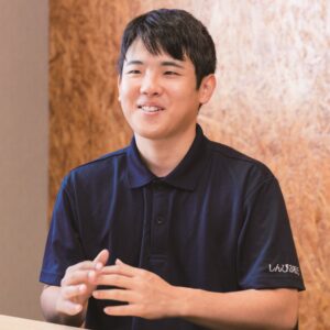 手をつなぐ　職員